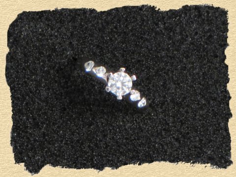 "Antrags"- / Engagement-Ring aus 750/Weigold mit 0,50 Karat Diamanten und vier zustzlichen Diamanten