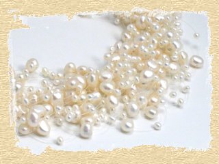 "Magic Pearls" - Collier mit ca.750 weien Zuchtperlen aufgezogen auf ca. 25 Schren!